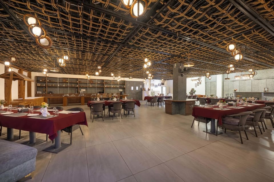 Restaurant/places to eat, Banquet/Function facilities, Seating area, Breakfast
