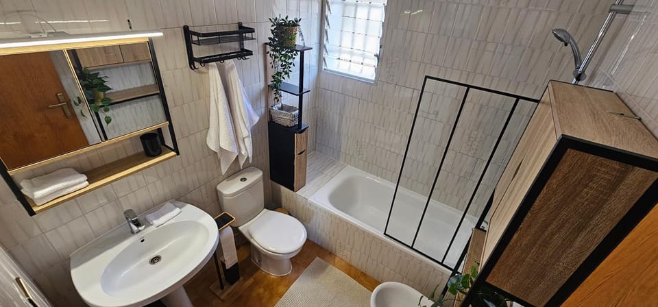 Shower, Toilet, Bathroom, bidet, towels