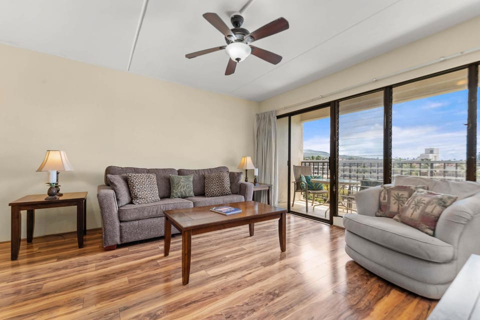 Balcony/Terrace, Living room, Seating area, City view, Street view, furniture
