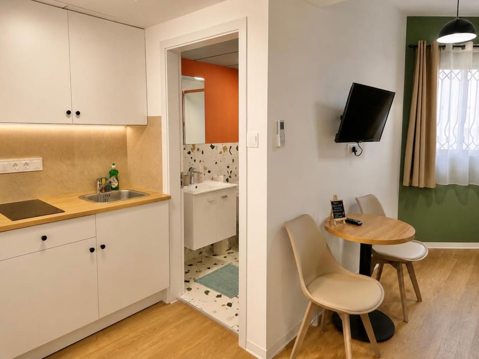 Modern Studio 4 private Kitchenette and Bathroom Apartment in Limassol City