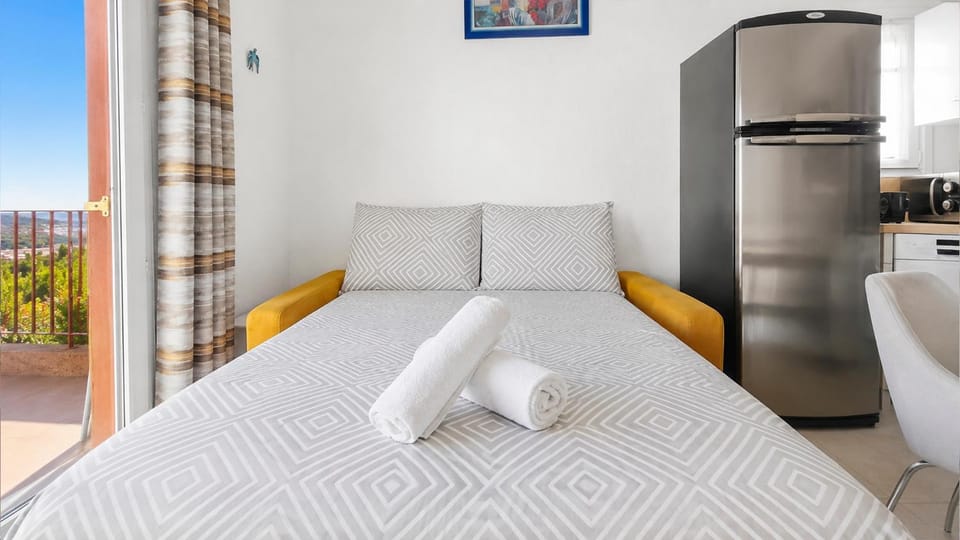Vue Mer, Piscine, Terrasse Privée et Clim Apartment in Cavalaire-sur-Mer