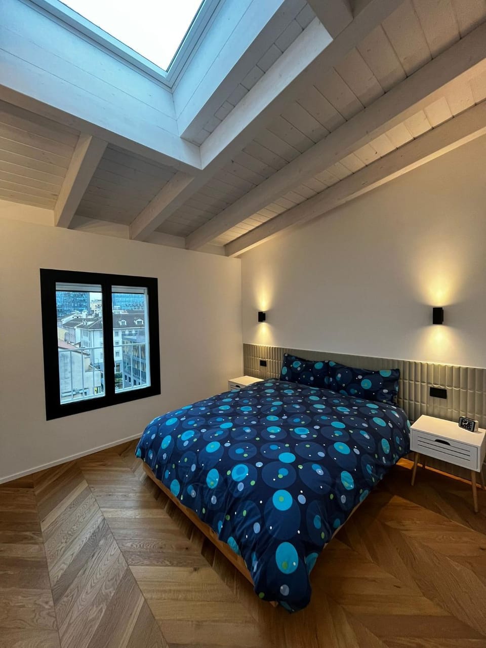 Bed, Photo of the whole room, Bedroom