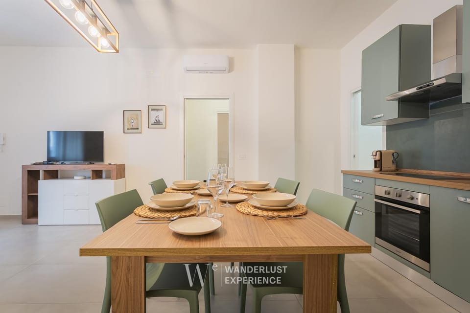 TV and multimedia, Kitchen or kitchenette, Dining area, minibar, oven, stove, air conditioner