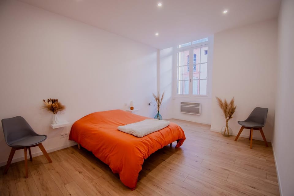 Photo of the whole room, Bedroom