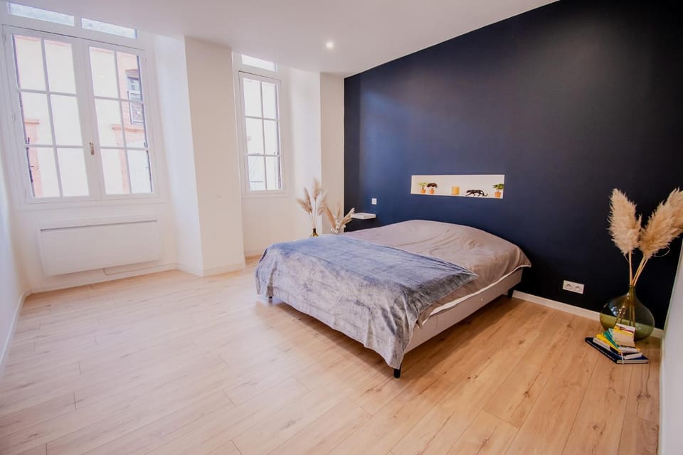 Photo of the whole room, Bedroom