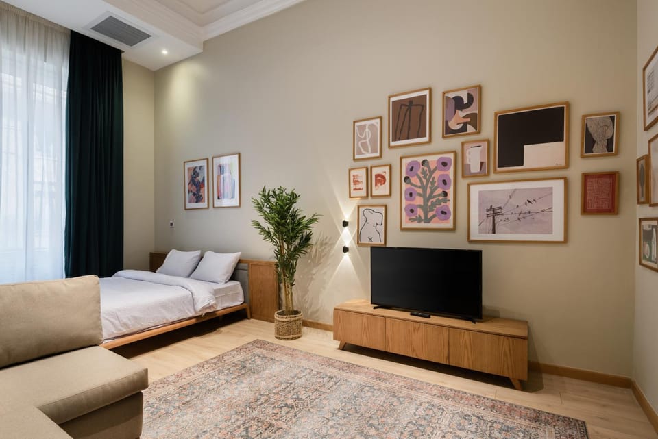 Bed, TV and multimedia, Living room, Photo of the whole room, Seating area, Bedroom