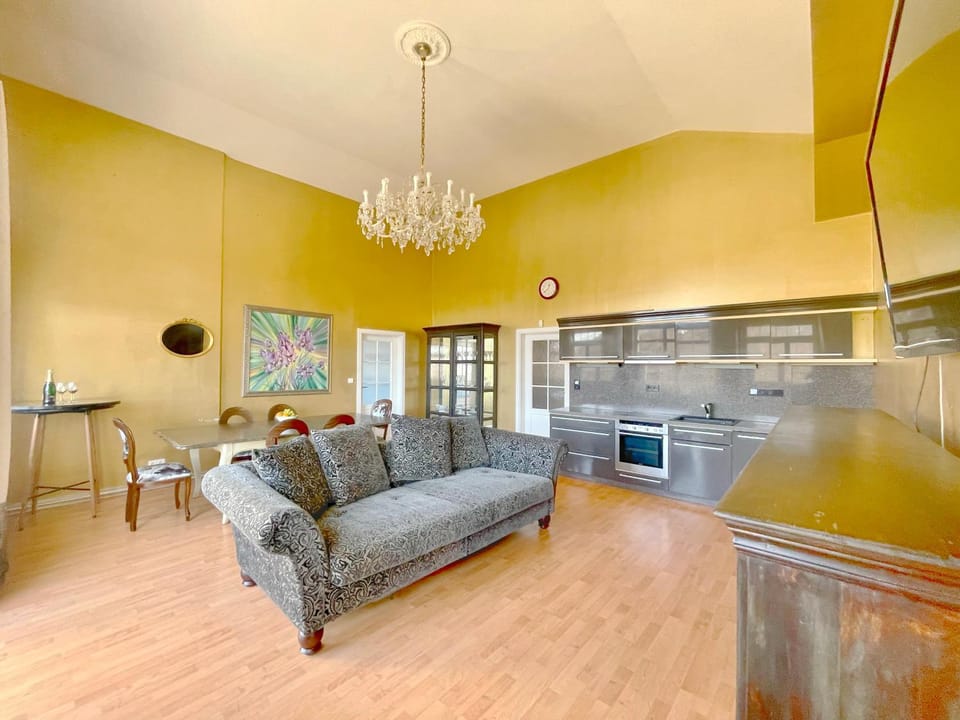 Kitchen or kitchenette, Seating area, oven, stove