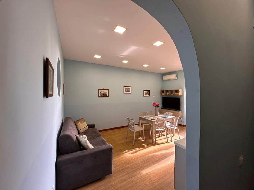 TV and multimedia, Living room, Seating area, Dining area