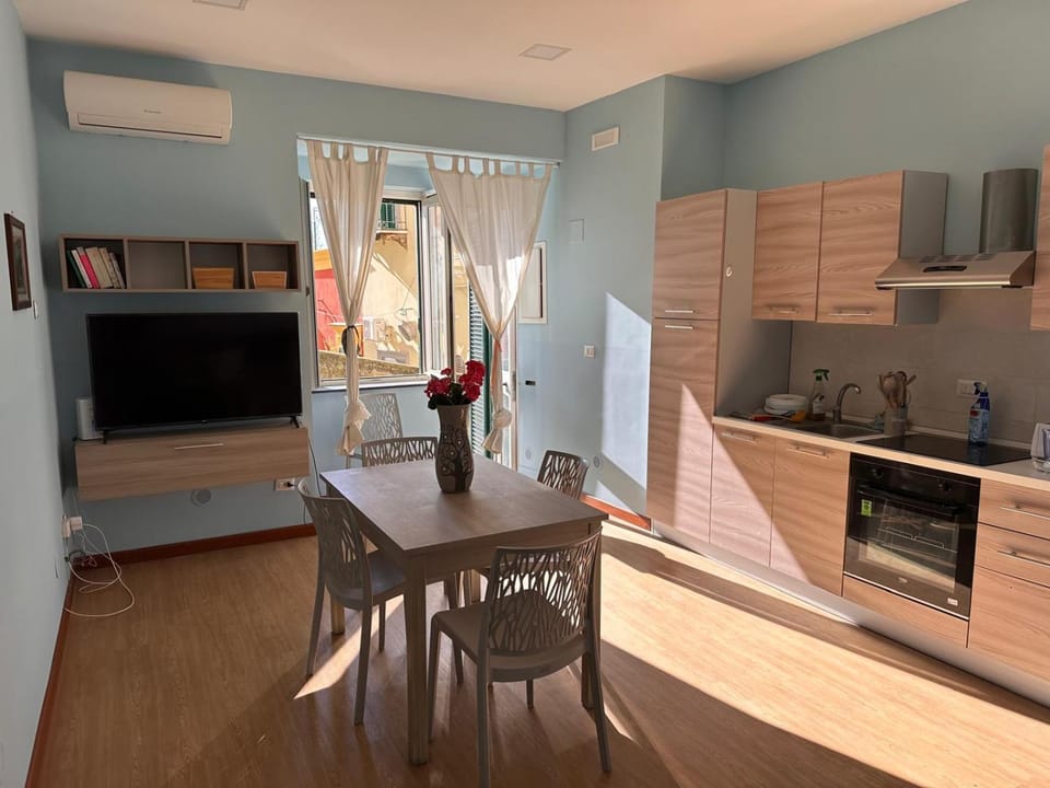 TV and multimedia, Kitchen or kitchenette, Dining area, oven, stove