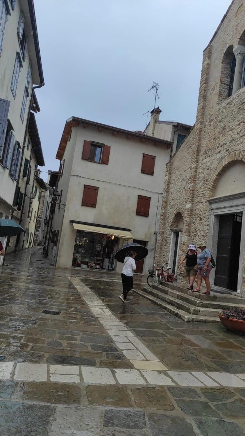 Neighbourhood, Street view, Location