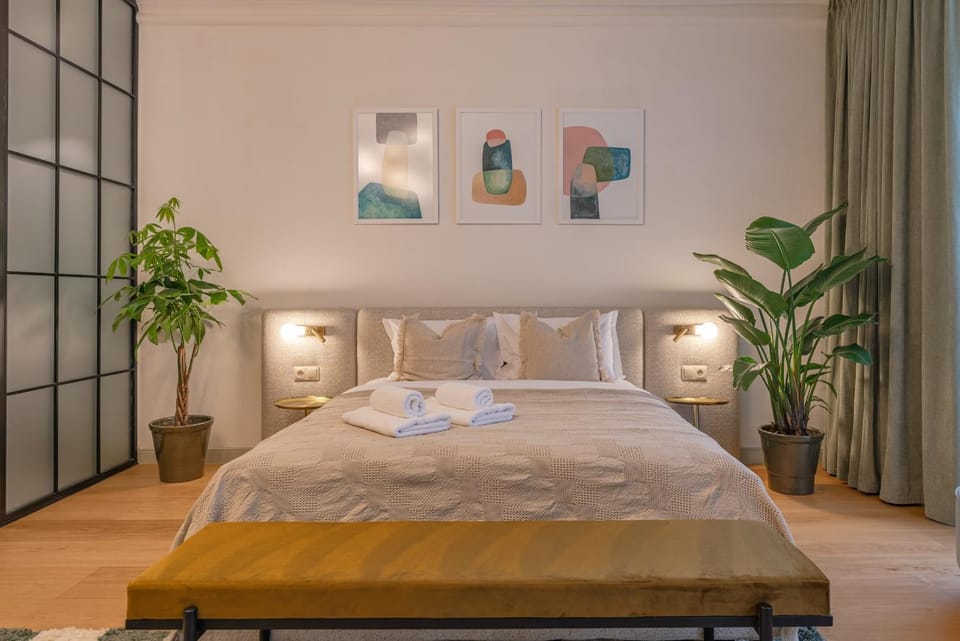 Bed, Photo of the whole room, Bedroom, towels