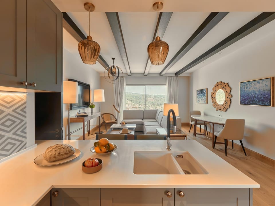 Kitchen or kitchenette, Dining area