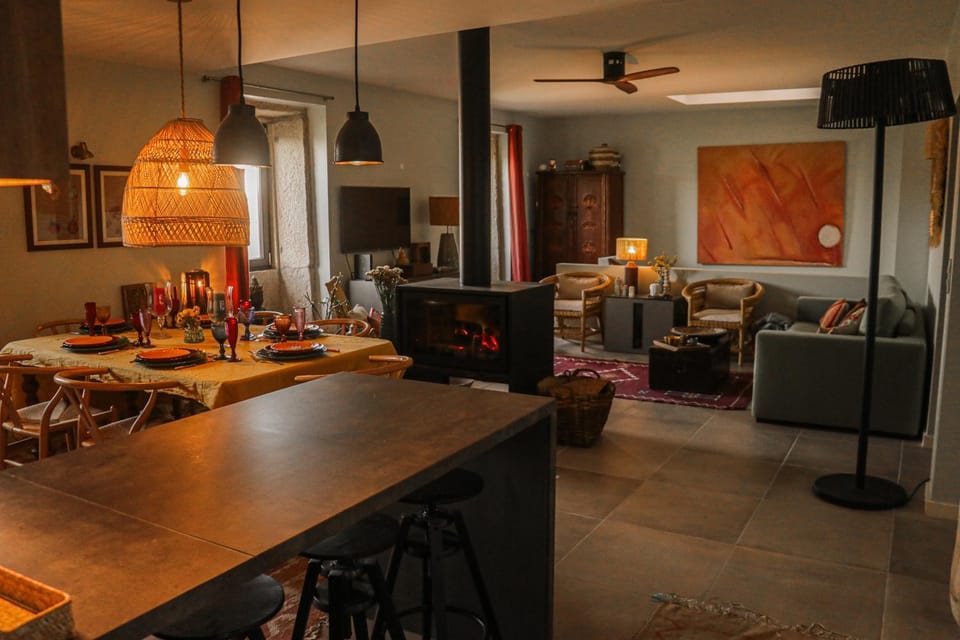 Living room, Seating area, Dining area, fireplace