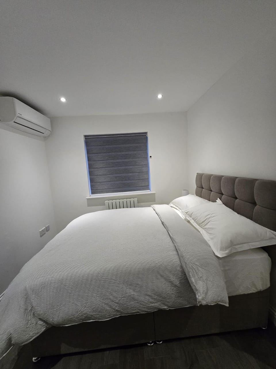 A stylish 3 bedroom house or Apartment in Greenhithe - Available for booking as individual Room or as a Whole apartment - 11mins walk to Greenhithe Train Station, 7 mins drive to Bluewater shopping mall Vacation rental in Dartford
