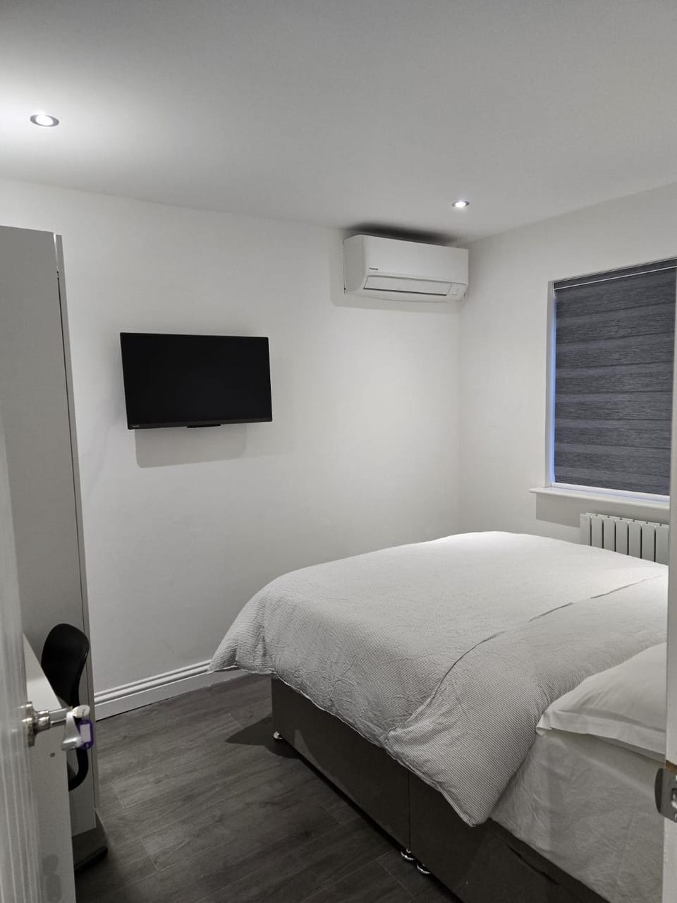 A stylish 3 bedroom house or Apartment in Greenhithe - Available for booking as individual Room or as a Whole apartment - 11mins walk to Greenhithe Train Station, 7 mins drive to Bluewater shopping mall Vacation rental in Dartford
