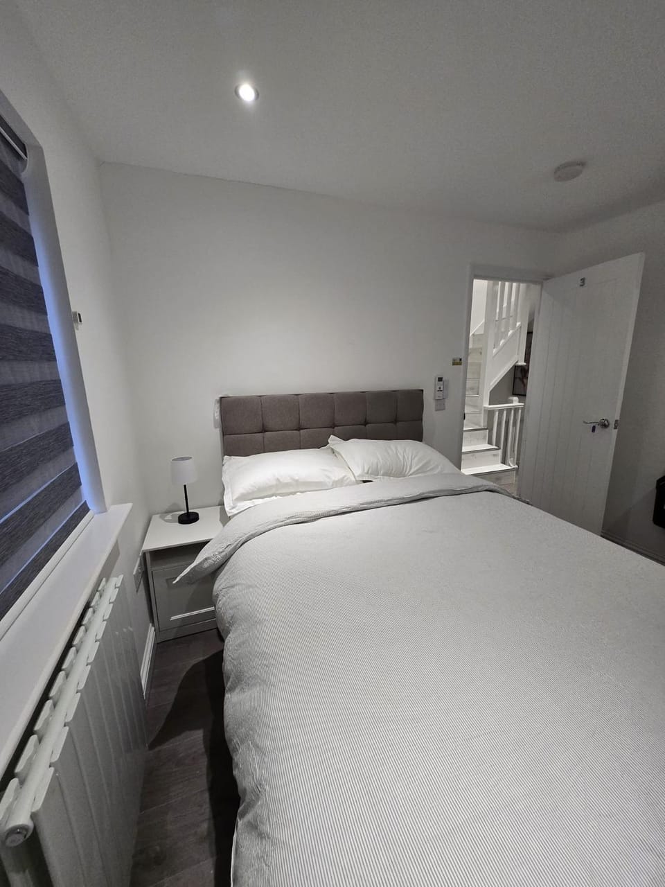 A stylish 3 bedroom house or Apartment in Greenhithe - Available for booking as individual Room or as a Whole apartment - 11mins walk to Greenhithe Train Station, 7 mins drive to Bluewater shopping mall Vacation rental in Dartford