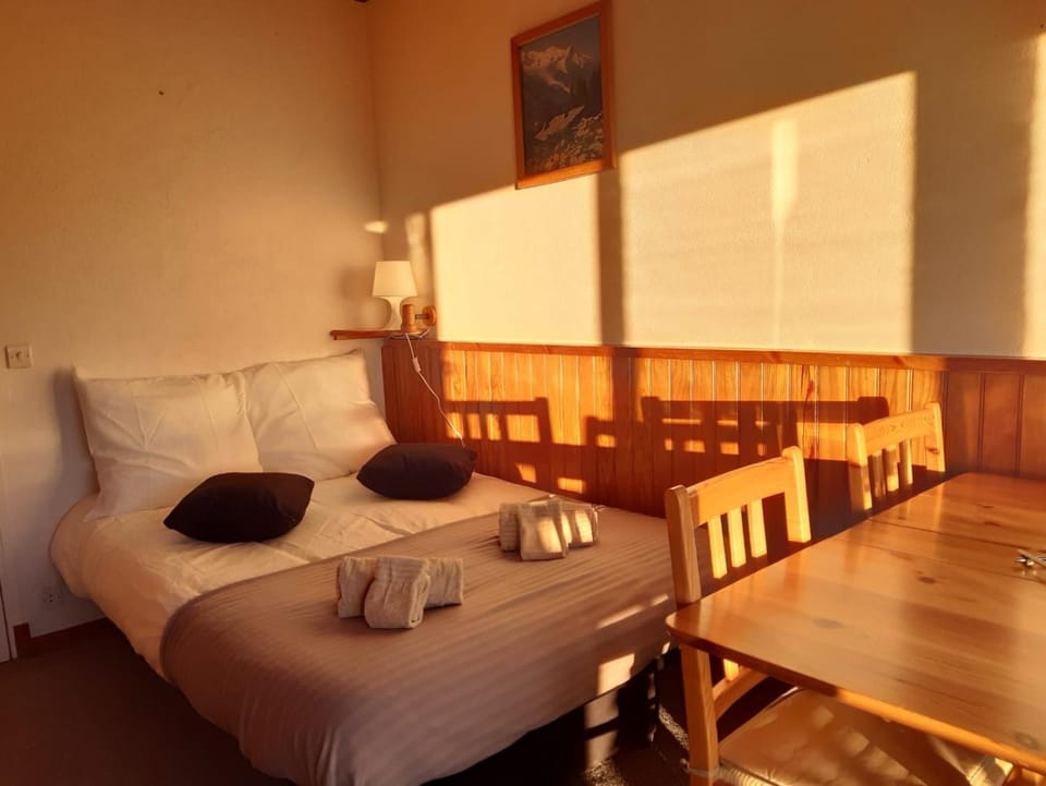 Bed, Living room, Photo of the whole room, towels