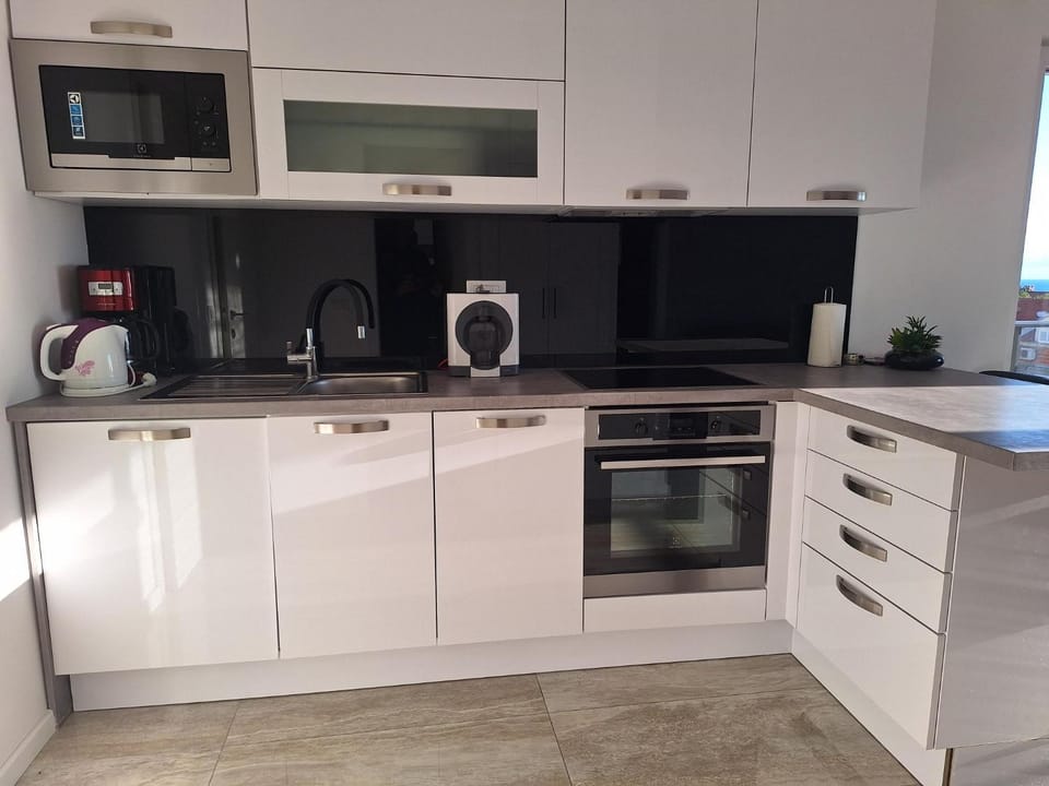 Kitchen or kitchenette, dishwasher