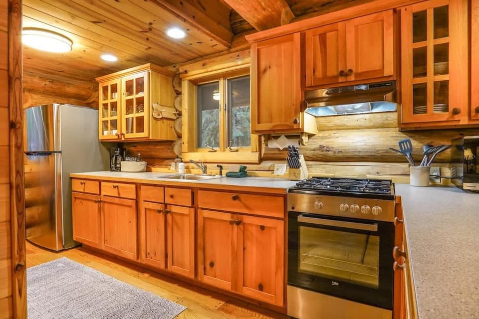 Forest Embrace House in Glacier
