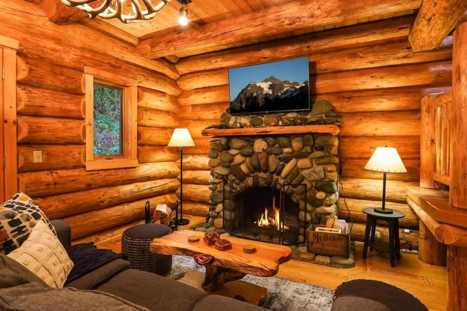Forest Embrace House in Glacier