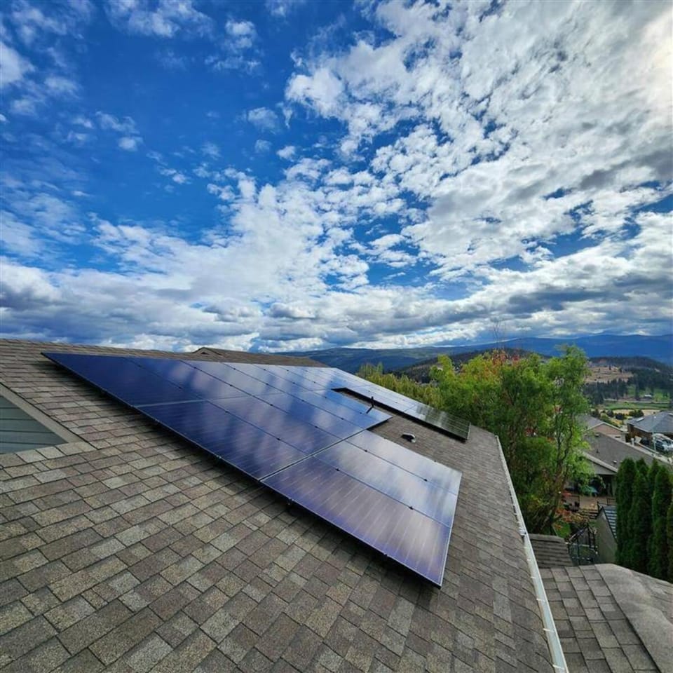 Licensed 2-Bedroom Suite Eco-Friendly Solar Home Bed and Breakfast in Kelowna
