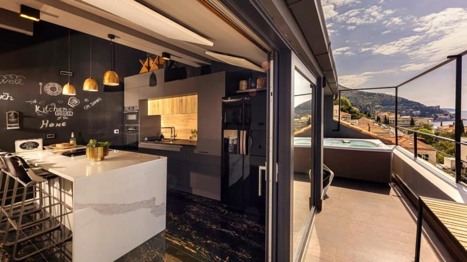 View (from property/room), Balcony/Terrace, Kitchen or kitchenette, Sea view