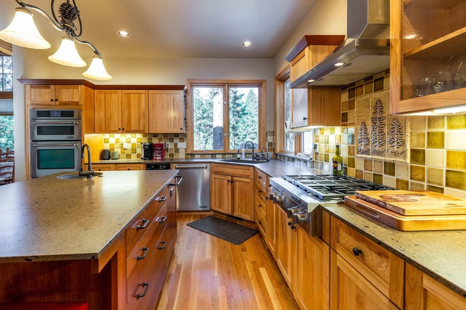 Sunriver Riverfront Escape Spacious 4 Bedroom Home with River Access and Pet-Friendly Features House in Three Rivers