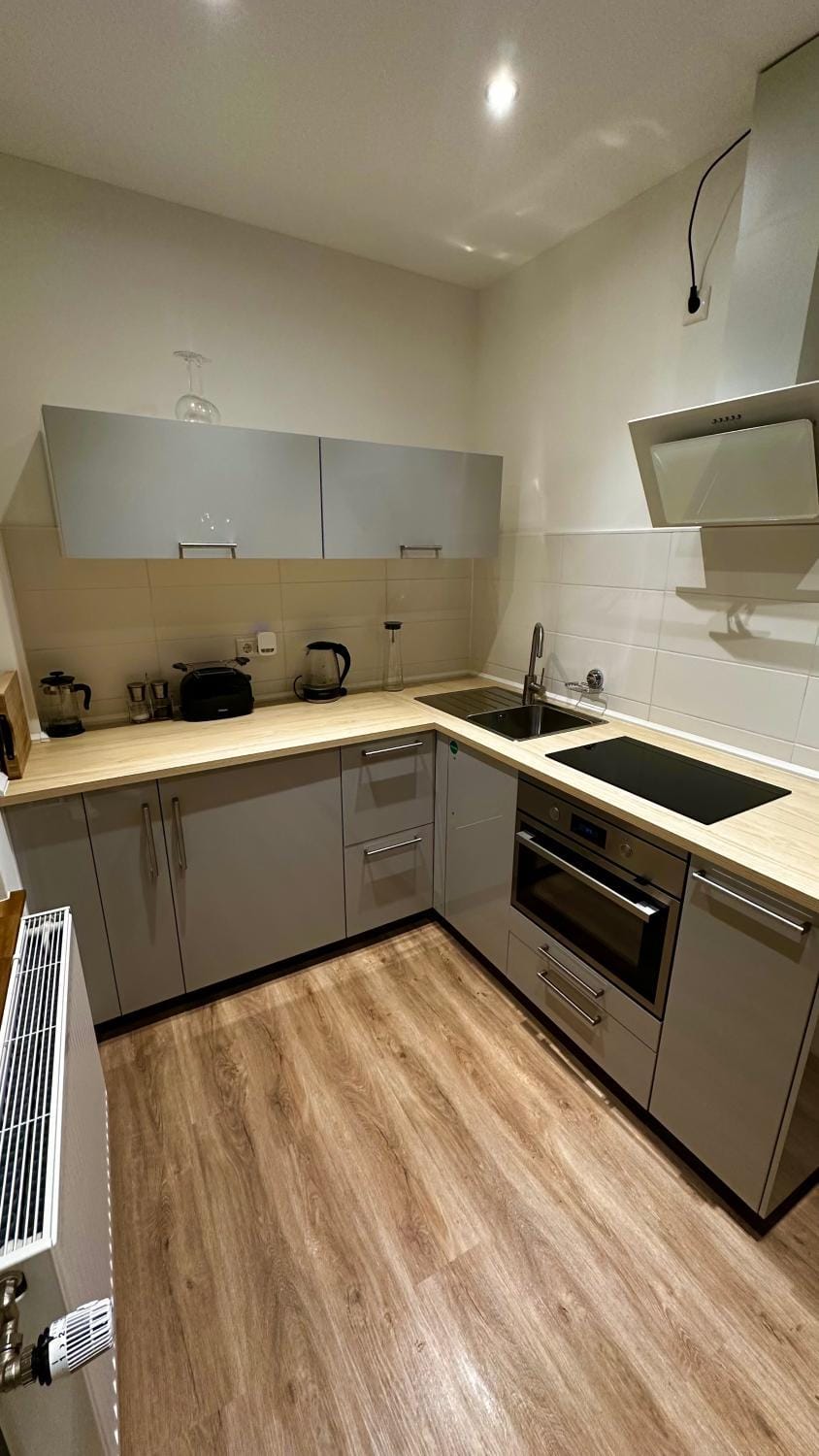 Coffee/tea facilities, Kitchen or kitchenette, Text overlay, City view, Street view, Breakfast, Lunch, Lunch, Dinner, Dinner, Non alcoholic drinks, heating, heating, microwave, pet friendly, stove, toaster, toaster, kitchen, kitchen