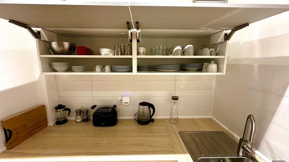 Coffee/tea facilities, Kitchen or kitchenette, Food and drinks, Other, Pets, Street view, furniture, toaster, kitchen