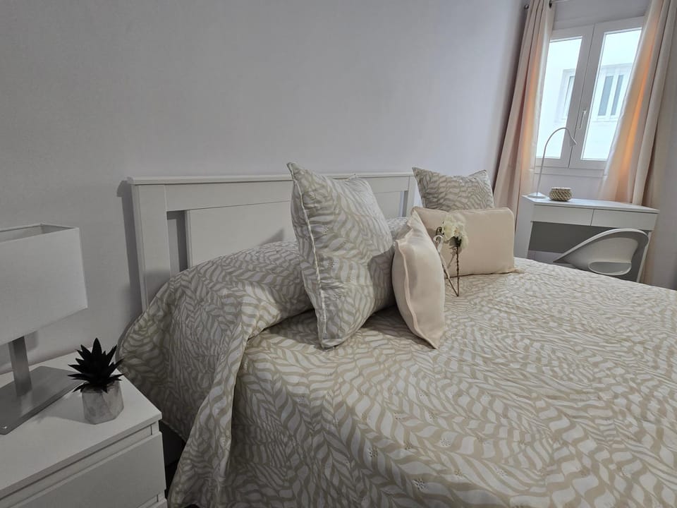 Bed, Seating area, Bedroom, internet