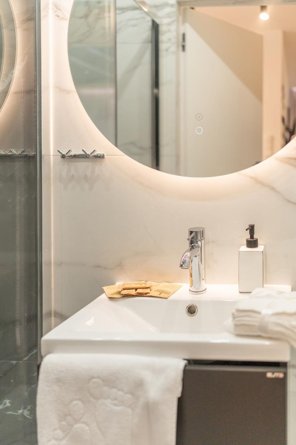 Shower, Bathroom, towels
