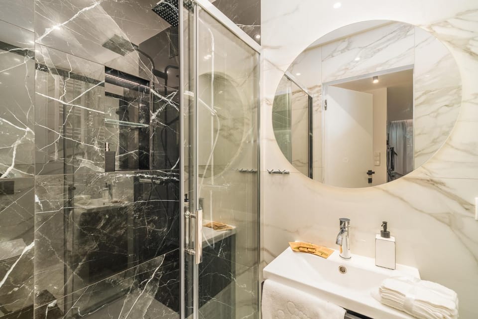 Shower, Toilet, Bathroom, towels