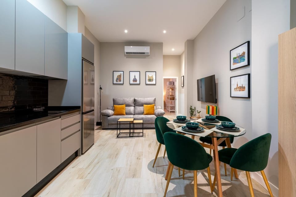 TV and multimedia, Kitchen or kitchenette, Living room, Dining area, air conditioner