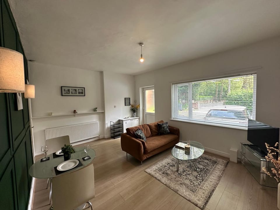 Beautiful Bungalow Awaits Your Short Term Stay Apartment in Manchester