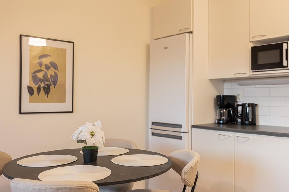 Kitchen or kitchenette, Dining area, stove