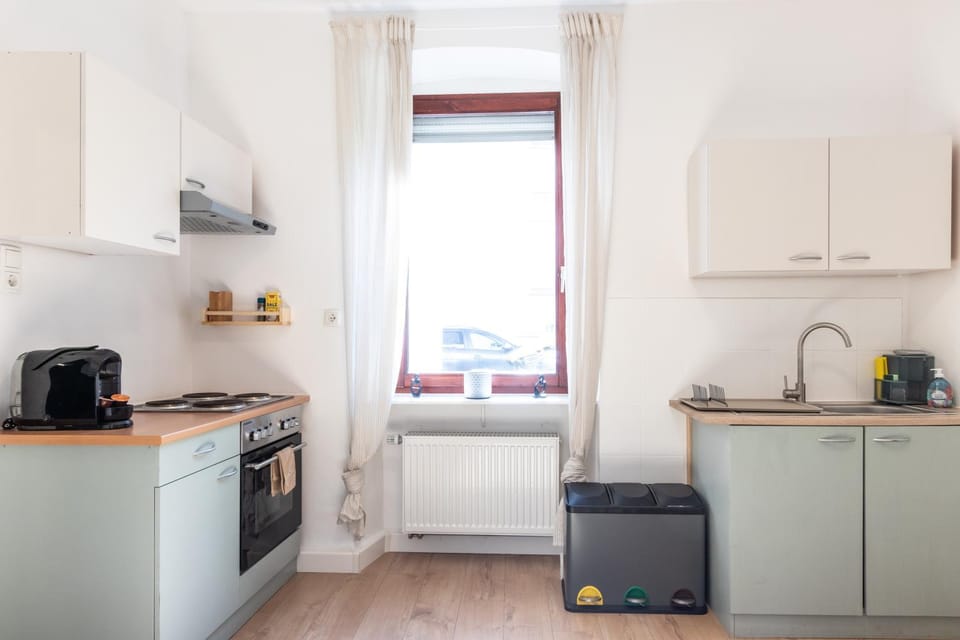 Coffee/tea facilities, Kitchen or kitchenette, oven, stove