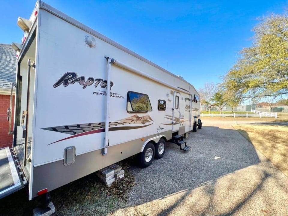 The Glamper Spacious 5th Wheel House in Texas