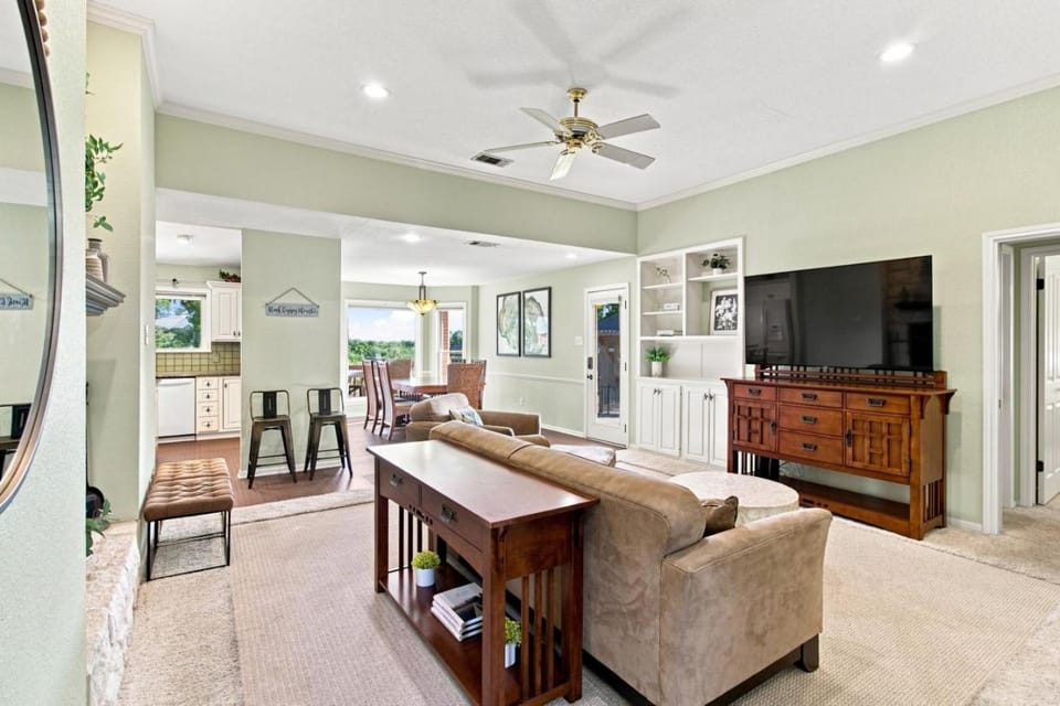Shaded Oaks, Spacious 3BR Home with Jetted Tub and Private Deck House in Temple