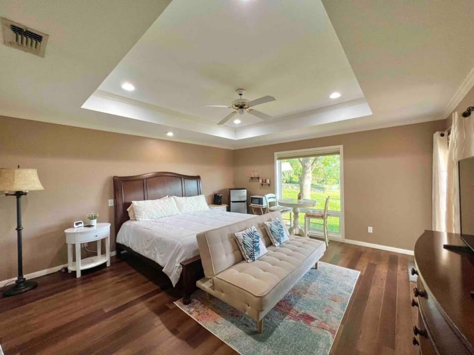 Shaded Oaks Peaceful Golf Course and Close to BSW House in Temple