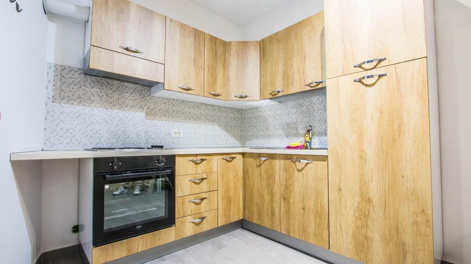 Kitchen or kitchenette, oven