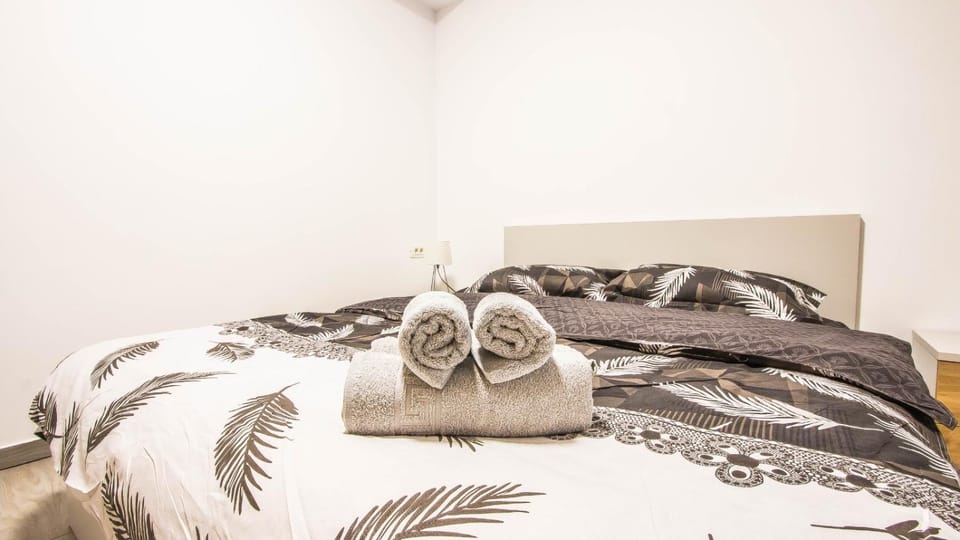 Bedroom, towels