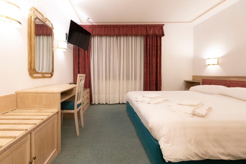 Bed, TV and multimedia, Photo of the whole room, Bedroom