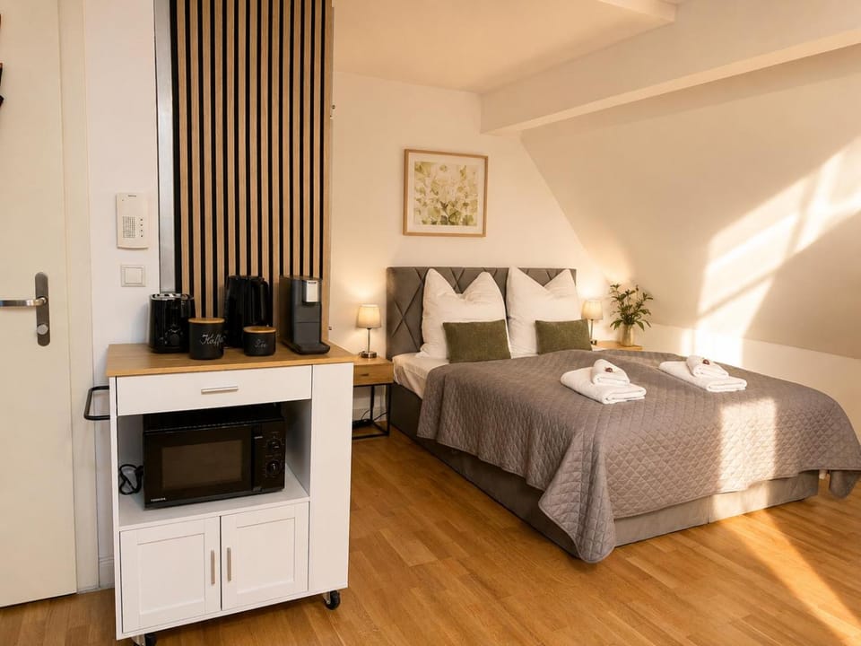 Coffee/tea facilities, Bedroom, microwave