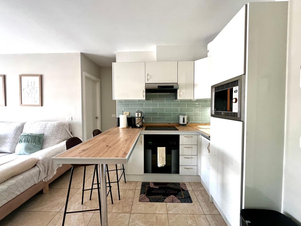 Coffee/tea facilities, Kitchen or kitchenette, Living room, Seating area, Dining area, microwave, oven, stove