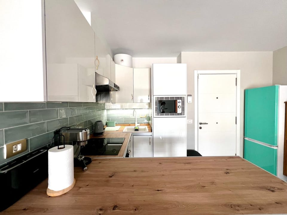 Coffee/tea facilities, Kitchen or kitchenette, microwave, oven, stove, toaster