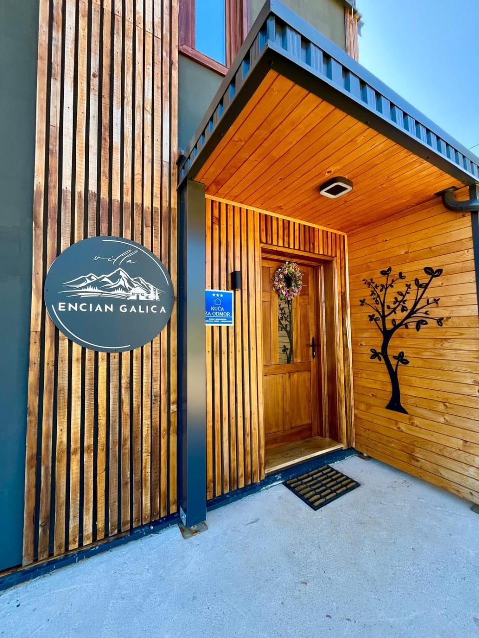 Facade/entrance