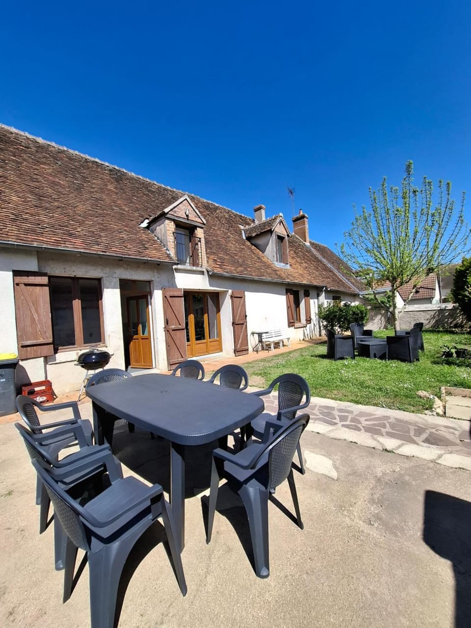 Property building, Patio, Garden, Dining area, Garden view