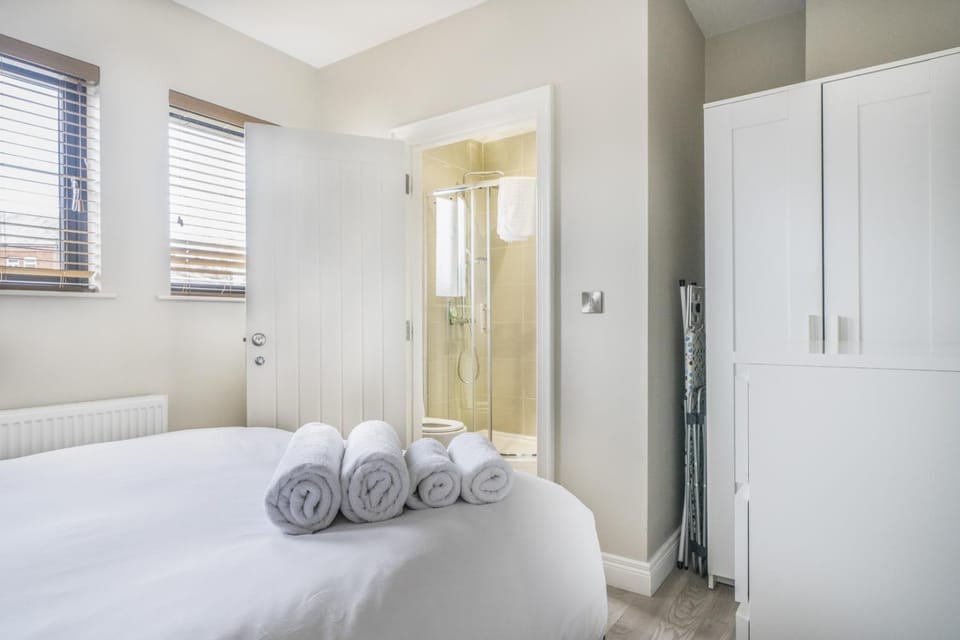 Bed, Bedroom, towels, wardrobe