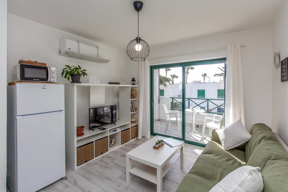 TV and multimedia, Living room, Seating area, air conditioner