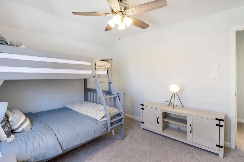 Bedroom, bunk bed